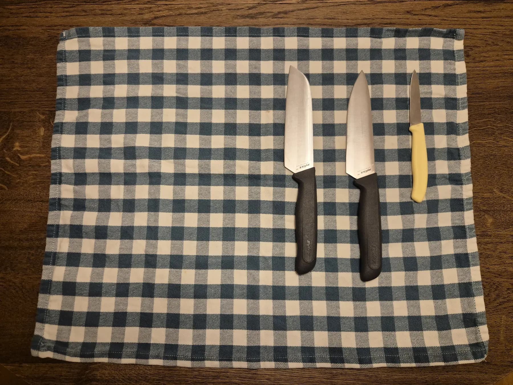 Messer auf dem Kuechentuch