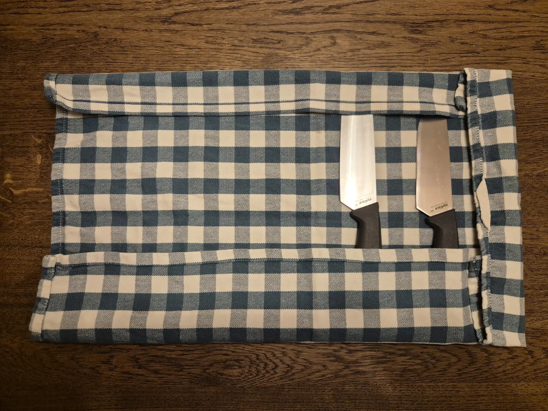 Messer im Tuch eingerollt